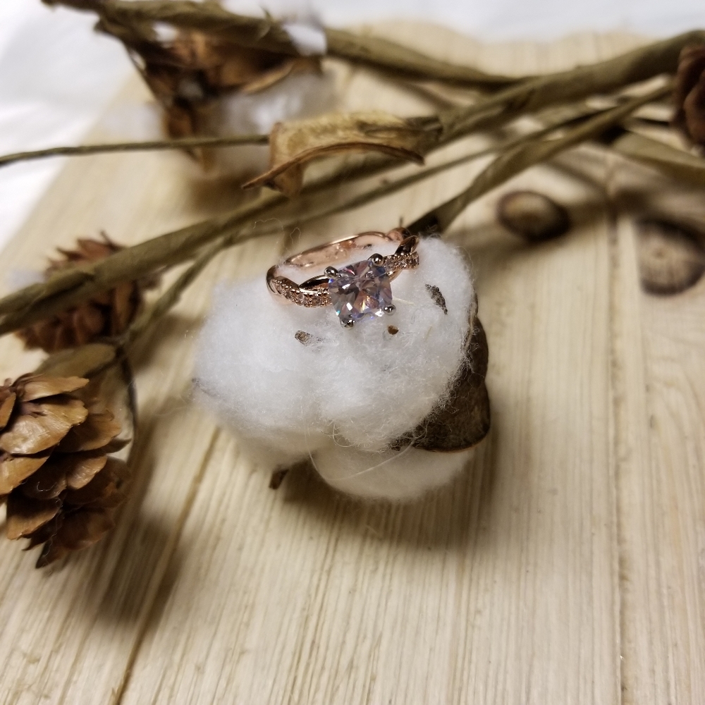 🚨🚨HOST PICK🚨🚨BEAUTIFUL!! Round Rose Gold & Silver ring with CZ's💍💍 - Picture 6 of 11